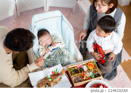 お食初めを祝う家族 お食初めを祝う家族 114610288