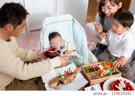 お食初めを祝う家族 114610291