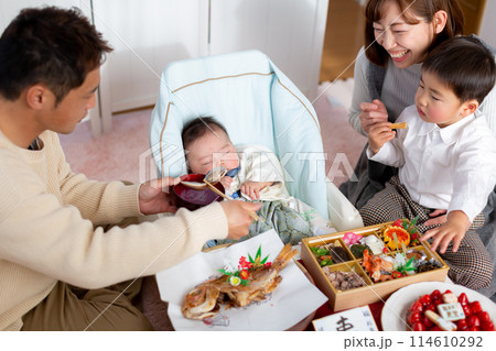 お食初めを祝う家族 114610292