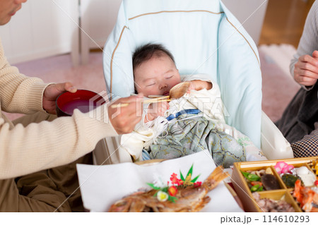 お食初めを祝う家族 114610293