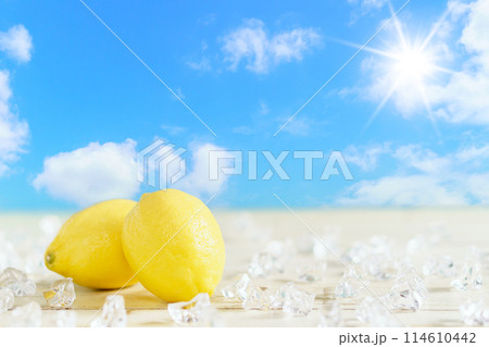 青空のまぶしい太陽の光とレモンと氷のフレーム 114610442