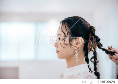 プロのヘアメイクによる前撮りヘアメイクの準備 114610929