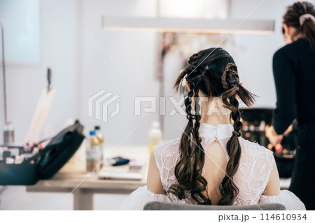 プロのヘアメイクによる前撮りヘアメイクの準備 プロのヘアメイクによる前撮りヘアメイクの準備 114610934