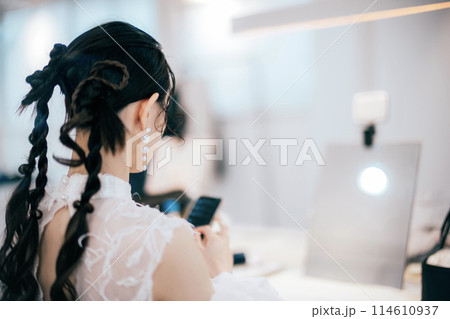 プロのヘアメイクによる前撮りヘアメイクの準備 プロのヘアメイクによる前撮りヘアメイクの準備 114610937