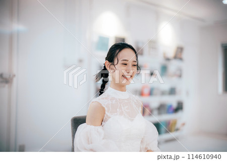 部屋でリラックスする花嫁 114610940