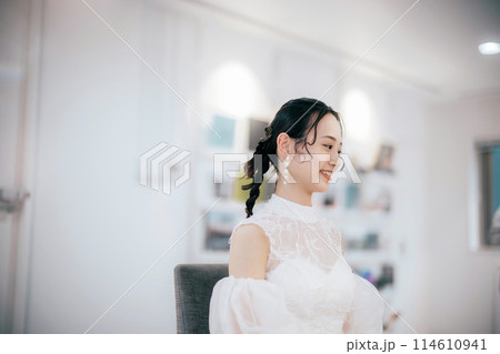 部屋でリラックスする花嫁 114610941