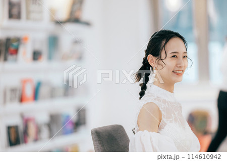 部屋でリラックスする花嫁 114610942