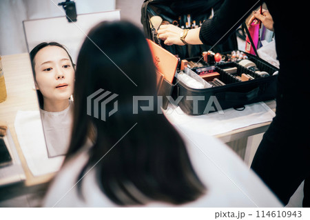 メイクをする女性 メイクをする女性 114610943