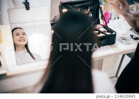 プロのヘアメイクによる前撮りヘアメイクの準備 114610945