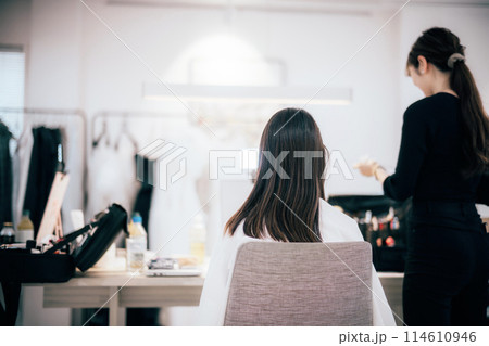 プロのヘアメイクによる前撮りヘアメイクの準備 114610946