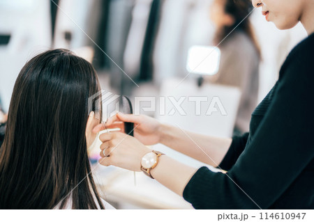 プロのヘアメイクによる前撮りヘアメイクの準備 114610947