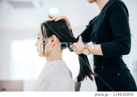 プロのヘアメイクによる前撮りヘアメイクの準備 プロのヘアメイクによる前撮りヘアメイクの準備 114610950