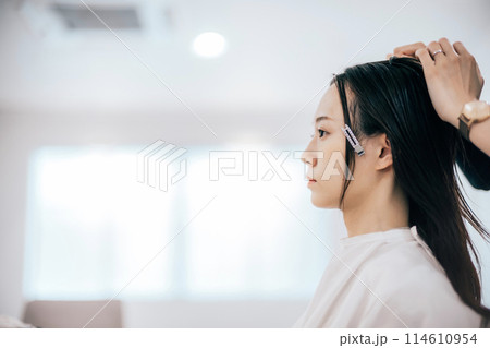 プロのヘアメイクによる前撮りヘアメイクの準備 114610954