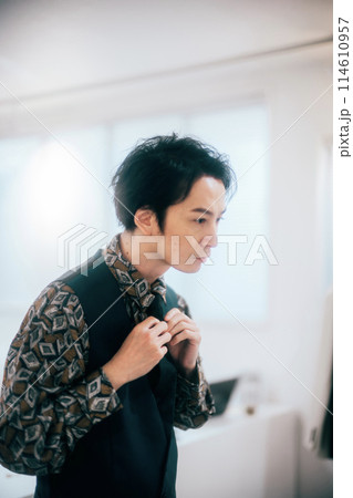 部屋で支度準備する若い新郎 部屋で支度準備する若い新郎 114610957