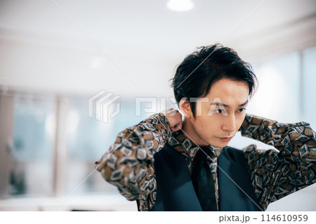 部屋で支度準備する若い新郎 114610959