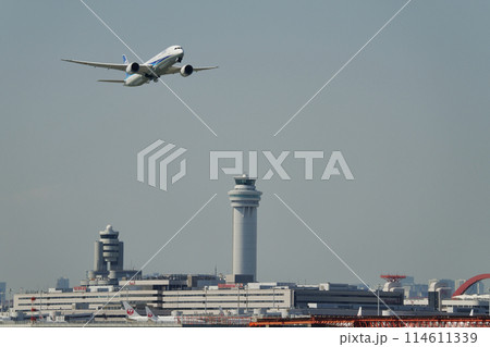 離陸する航空機 114611339