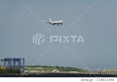 空港に着陸しようとしている航空機 空港に着陸しようとしている航空機 114611348