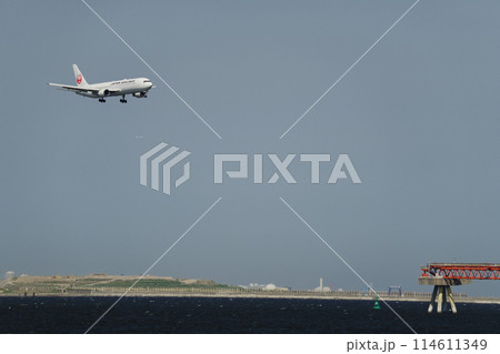 空港に着陸しようとしている航空機 空港に着陸しようとしている航空機 114611349