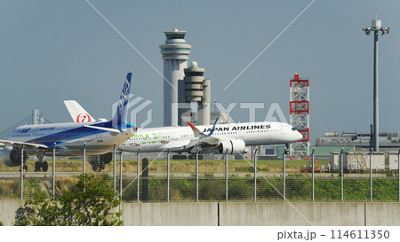 空港に着陸しようとしている航空機 114611350