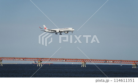 空港に着陸しようとしている航空機 空港に着陸しようとしている航空機 114611351