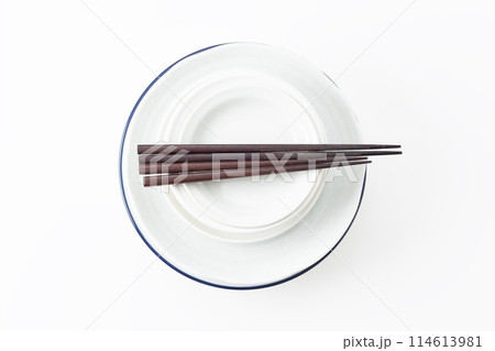 食器とお箸　白背景 114613981