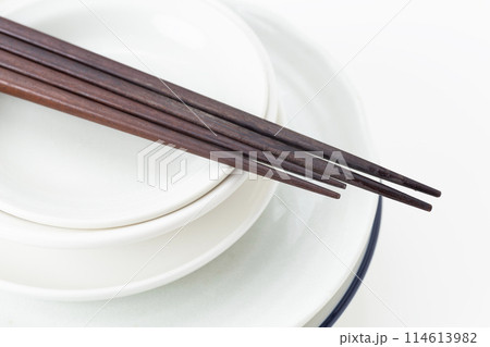 食器とお箸　白バック 114613982