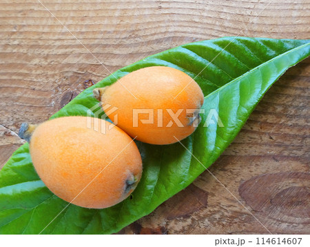 初夏の果物、とれたてのびわの写真 114614607