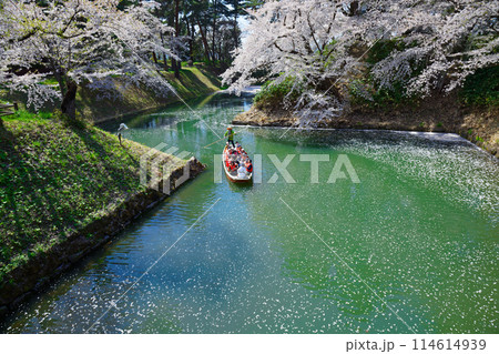 満開の桜と濠に映える景観 観光舟 弘前城 満開の桜と濠に映える景観 観光舟 弘前城 114614939
