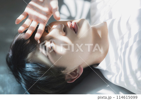 白いTシャツの男性 白いTシャツの男性 114615099