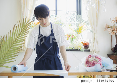 花屋の男性スタッフ  114615155