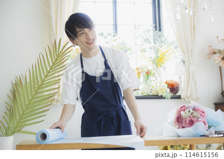 花屋の男性スタッフ 花屋の男性スタッフ 114615156