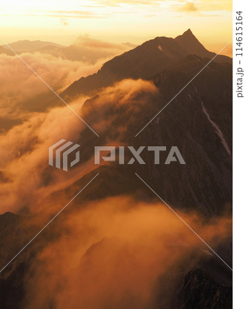 北穂高岳から望む槍ヶ岳の夕景 114615164