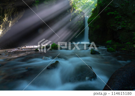【光芒素材】夏の竜返しの滝【長野県】 114615180