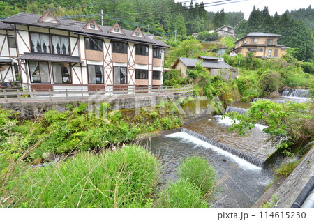 渓流と共生する山あいの小川沿いの風情ある町並み 渓流と共生する山あいの小川沿いの風情ある町並み 114615230
