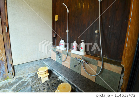 温泉宿のシンプルなシャワースペース　伝統的な日本式洗い場の一コマ 114615472