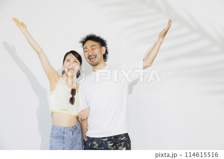 夏のバカンス旅行する家族 114615516