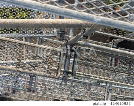 上から見下ろす建設現場の足場 114615922