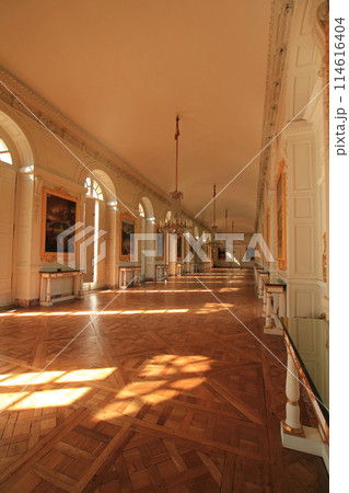 ヴェルサイユ宮殿の大トリアノンにあるコテルの回廊にて(フランス イヴリーヌ) ヴェルサイユ宮殿の大トリアノンにあるコテルの回廊にて(フランス イヴリーヌ) 114616404