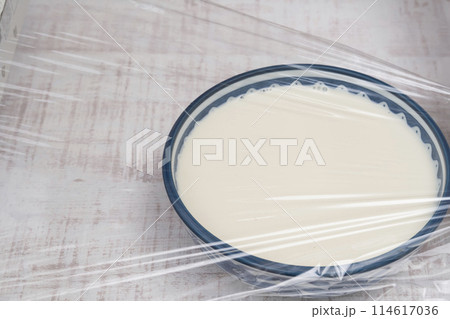 手作り豆腐 蒸し器に入れる 手作り豆腐 蒸し器に入れる 114617036