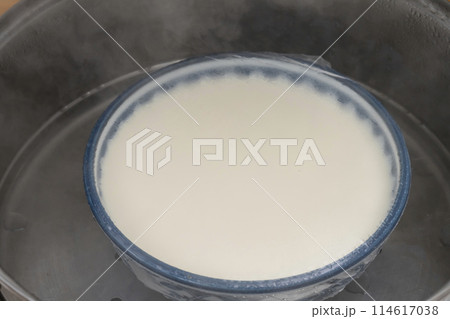 手作り豆腐 蒸し器に入れる 手作り豆腐 蒸し器に入れる 114617038
