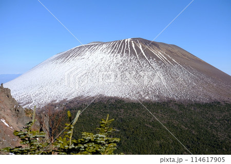 雪の残る浅間山 114617905