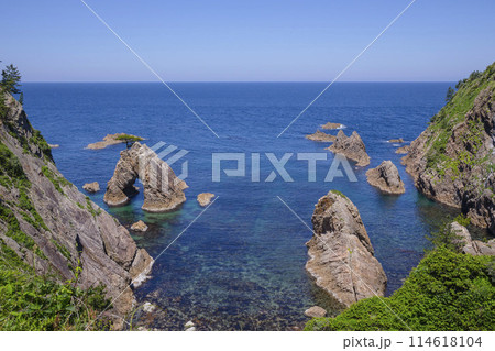 春の浦富海岸の風景 鳥取県 浦富海岸 春の浦富海岸の風景 鳥取県 浦富海岸 114618104