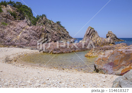 春の浦富海岸の風景 鳥取県 浦富海岸 春の浦富海岸の風景 鳥取県 浦富海岸 114618327