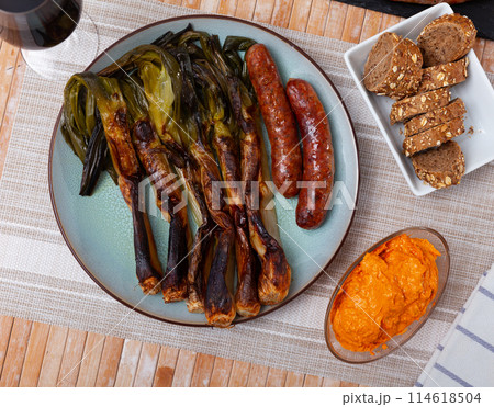 Top view of Catalan grilled calsot with sausage. Calsot con butifarra 114618504