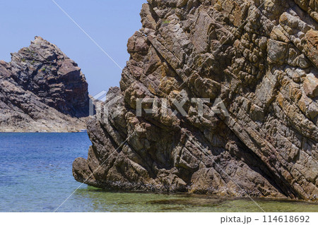 春の浦富海岸の風景 鳥取県 浦富海岸 114618692