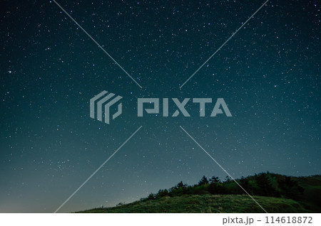 星空と山のシルエットが映える静かな夜景 星空と山のシルエットが映える静かな夜景 114618872