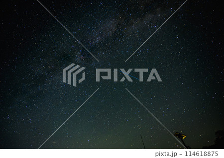 無限の星空を捉えた夜の風景 114618875