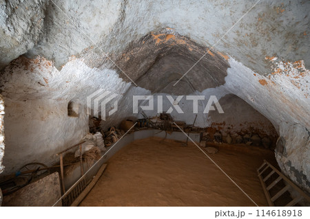 Storage room in Berber cave dwelling in Matmata, Tunisia 114618918