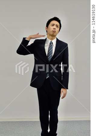 「クビ!」のポーズをする男性 「クビ!」のポーズをする男性 114619130
