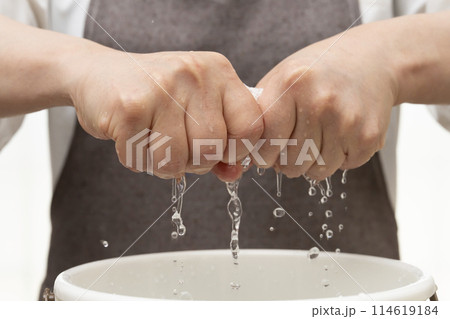 雑巾を絞る 素手で絞る 雑巾を絞る 素手で絞る 114619184